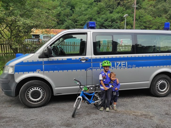 Fahrradhelm und gut sichtbare Kleidung sind wichtig.