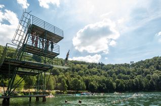 Neben dem Naturfreibad am Gemündener Maar (Foto) erhält auch das Waldfreibad in Prüm eine Förderung aus dem Bundesprogramm „Sanierung kommunaler Sportstätten – Schwimmbäder".