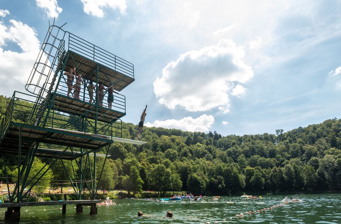 Neben dem Naturfreibad am Gemündener Maar (Foto) erhält auch das Waldfreibad in Prüm eine Förderung aus dem Bundesprogramm „Sanierung kommunaler Sportstätten – Schwimmbäder".