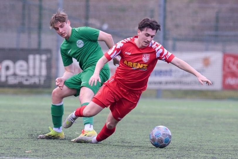 Leon Kohlhaas kann von seinem Gegenspieler nur per Foul gestoppt werden.