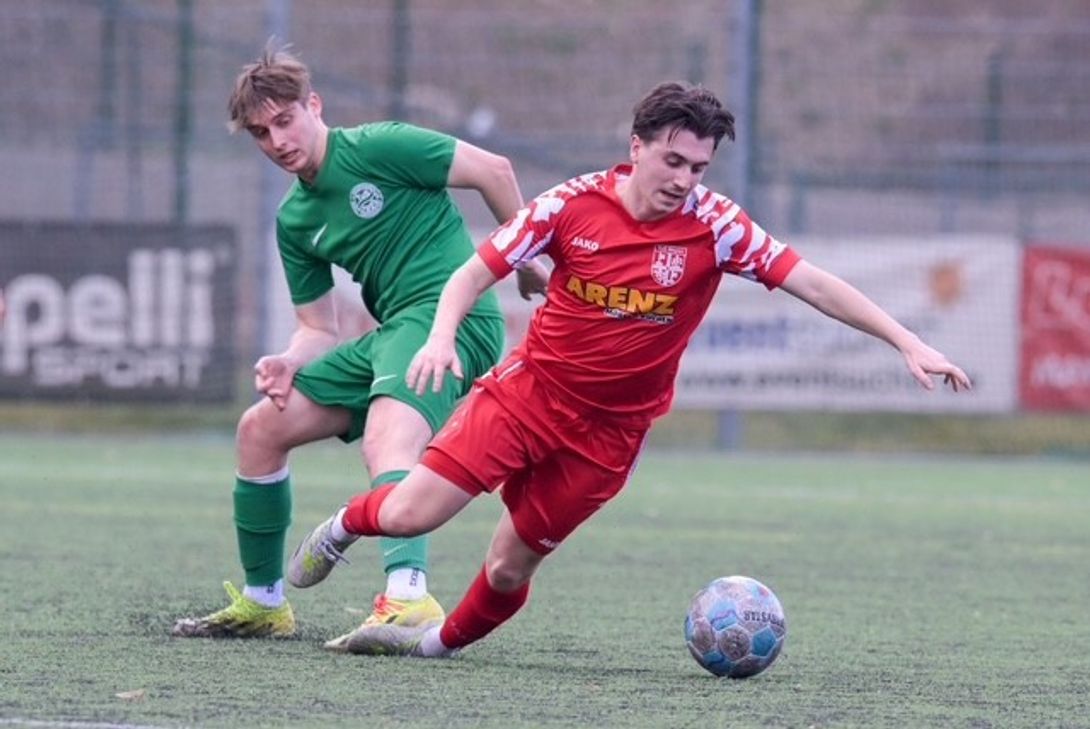 Leon Kohlhaas kann von seinem Gegenspieler nur per Foul gestoppt werden.