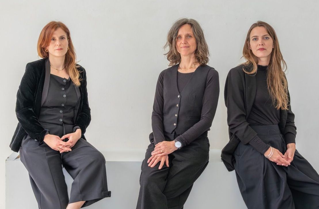 Die kuratorische Leitung liegt bei Carolin Heel & Norina Quinte. Gemeinsam mit Stephanie Schmeink, Vorständin des BBK RLP, bilden sie das kuratorische Team der Rheinland-Pfalz Triennale 2026.