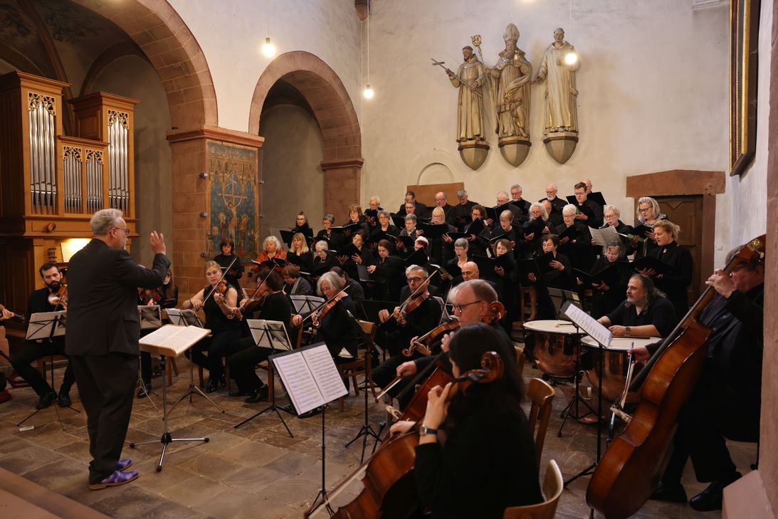 Das festliche Hochamt wird musikalisch gestaltet von Chor und Orchester der Basilika Steinfeld unter der Leitung von Erik Arndt.