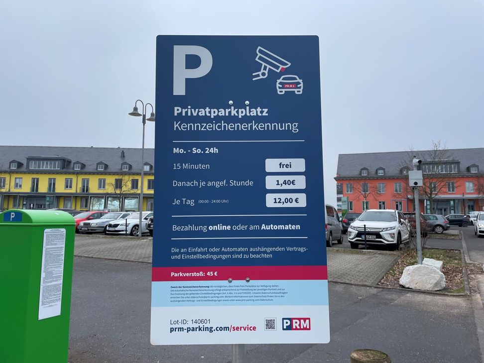 Das Parken auf dem zentralen Parkplatz wird über den Dienstleister PRM abgewickelt und per Kamera überwacht. Hier ist das Parken 24 Stunden lang möglich, aber auch rund um die Uhr kostenpflichtig