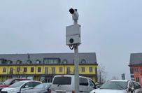Das Parken auf dem zentralen Parkplatz wird über den Dienstleister PRM abgewickelt und per Kamera überwacht. Hier ist das Parken 24 Stunden lang möglich, aber auch rund um die Uhr kostenpflichtig
