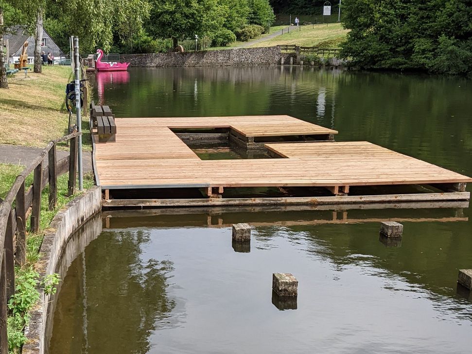 Der Steg an der Weiherschleife erstrahlt in neuem Glanz.