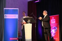 Raimund Licht (rechts) - Vorsitzender Kreishandwerksmeister – dankte Kreishandwerkerschaft-Geschäftsführer Christian Weirich für die Organisation und Moderation der drei Feiern binnen einer Woche.