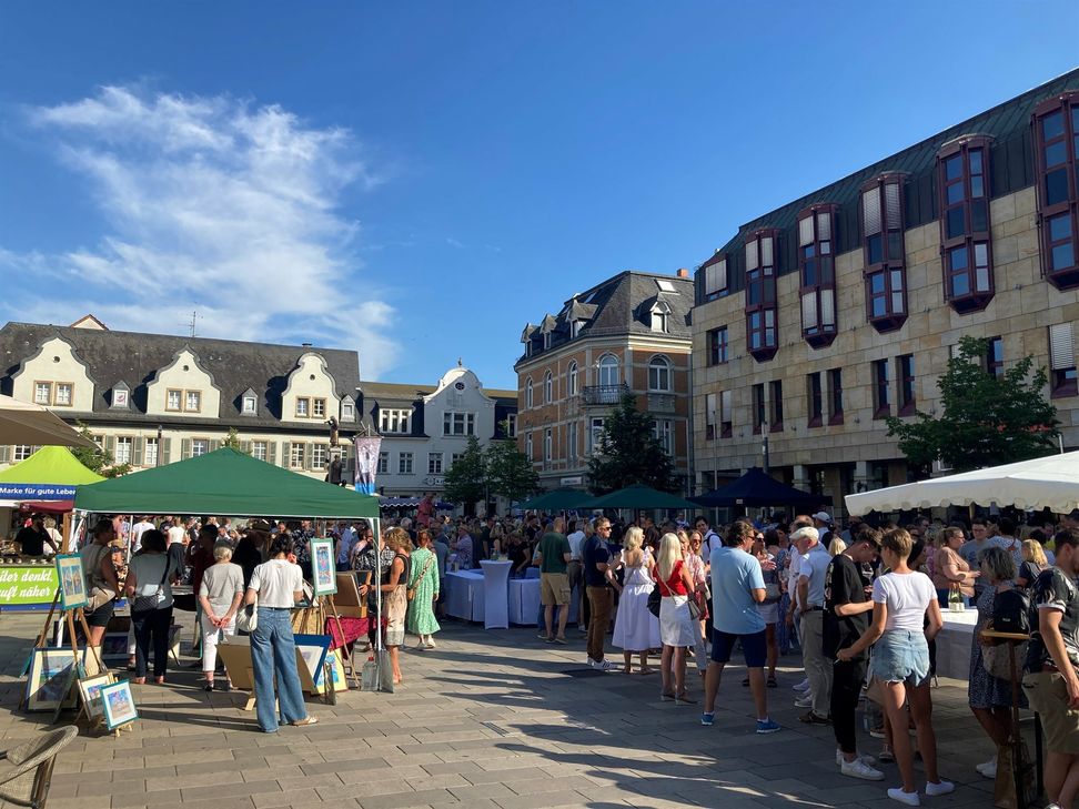 Im vergangenen Jahr lockte die Premieren-Saison des Feierabendmarktes Woche für Woche hunderte Besucher auf den Kornmarkt. Morgen fällt der Startschuss für Spielzeit Nummer zwei.