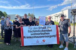 Eine Abordnung der Bürgerinitiative „Rettet das Kirner Krankenhaus“ reiste zur letzten Mahnwache nach Zell, um ihre Solidarität im Kampf für den Erhalt wohnortnaher Gesundheitsversorgung zu zeigen.