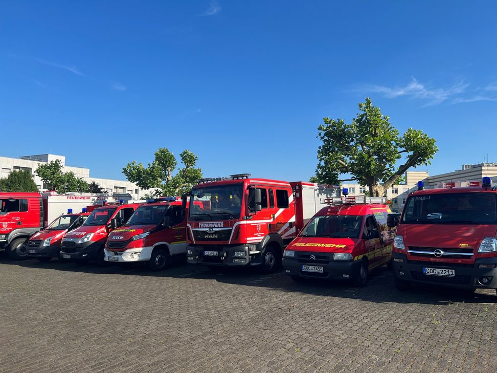 Mehrere Feuerwehrfahrzeuge aus der Verbandsgemeinde begleiteten die letzte Mahnwache – ein sichtbares Symbol für den Schulterschluss von Einsatzkräften und Bürgern im Einsatz für eine sichere Notfallversorgung.