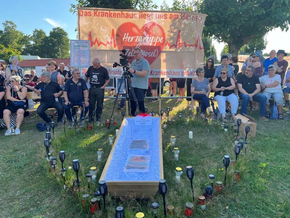 Symbolisch wurde das Zeller Krankhaus beerdigt.