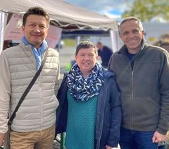 Talisland-Gründer Thomas Konder (links) mit Karin und Axel Gerwinski beim Bitburger Bauernmarkt. Bei zwei Tombolas an verkaufsoffenen Sonntagen kamen auf Initiative von Karin Gerwinski insgesamt 3.420 Euro für gewaltbetroffene Kinder und Jugendliche zusammen.