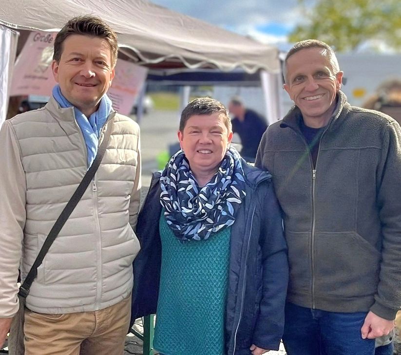 Talisland-Gründer Thomas Konder (links) mit Karin und Axel Gerwinski beim Bitburger Bauernmarkt. Bei zwei Tombolas an verkaufsoffenen Sonntagen kamen auf Initiative von Karin Gerwinski insgesamt 3.420 Euro für gewaltbetroffene Kinder und Jugendliche zusammen.