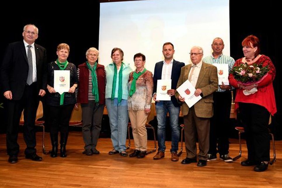 VG-Bürgermeister Karl Heinz Simon und die Träger des diesjährigen Ehrenamtspreises der Verbandsgemeinde Zell.