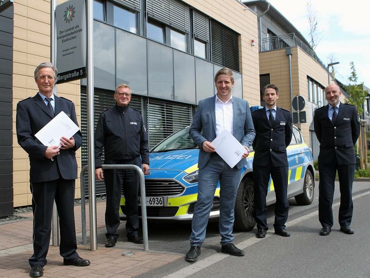 Polizeidirektor Harald Mertens (v.l. ), Polizeirat Wolfgang Eifinger, Behördenleiter und Landrat Markus Ramers, Polizeirat Michael Brockmann und Polizeioberrat Rainer Müller unterzeichneten die Kooperationsvereinbarung. Foto: Polizei