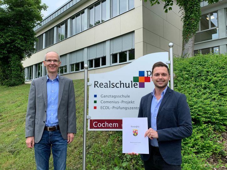 Schulleiter Christian Etzkorn (links) freute sich sehr Martin Back zunächst die kommissarische Bestellung der ADD zum Konrektor aushändigen zu dürfen.