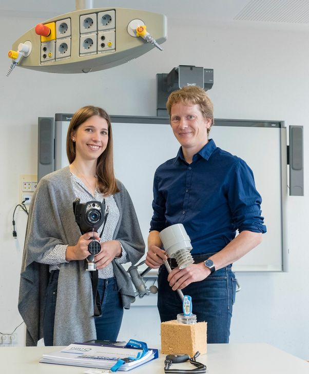 Prof. Dr. Leif Mönter und Projektmitarbeiterin Svenja Lütje. Foto: Uni Trier