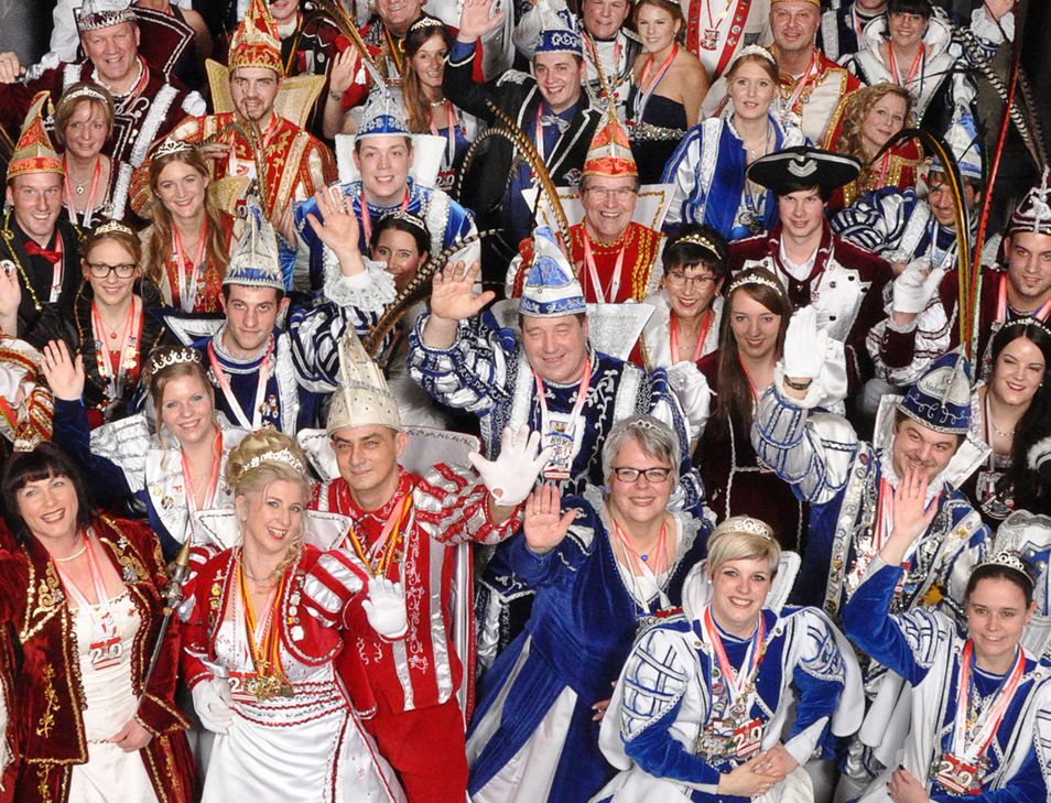 Über 50 Prinzenpaare nahmen am großen WochenSpiegel-Prinzenempfang 2017 in der Bitburger Stadthalle teil. Auch in dieser Session werden zur traditionellen Karnevalsveranstaltung, die erstmals in der Europahalle in Trier stattfindet, wieder zahlreiche Gäste erwartet. Foto: IZ