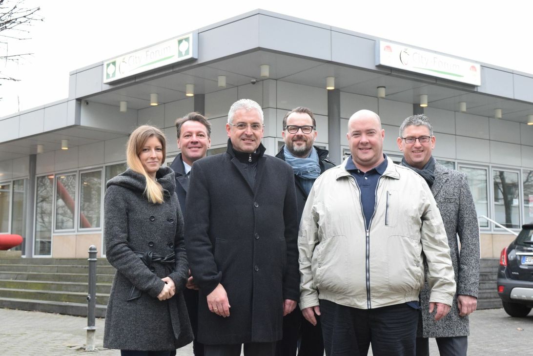 Veranstalter Marco Berndt (2.v.l.) und die Unterstützer der Jobmesse im City-Forum (v.l.): Ronja Repp, Marketingmanagerin im Medienhaus DuMont Rheinland, Thomas Pelzer vom Weiss-Verlag, Dirk Bläser, Vertriebsleiter bei actimonda, Verlagsleiter Michael Münich (Blickpunkt) und Josef Alt vom Vorstand der actimonda.  Foto: Breuer