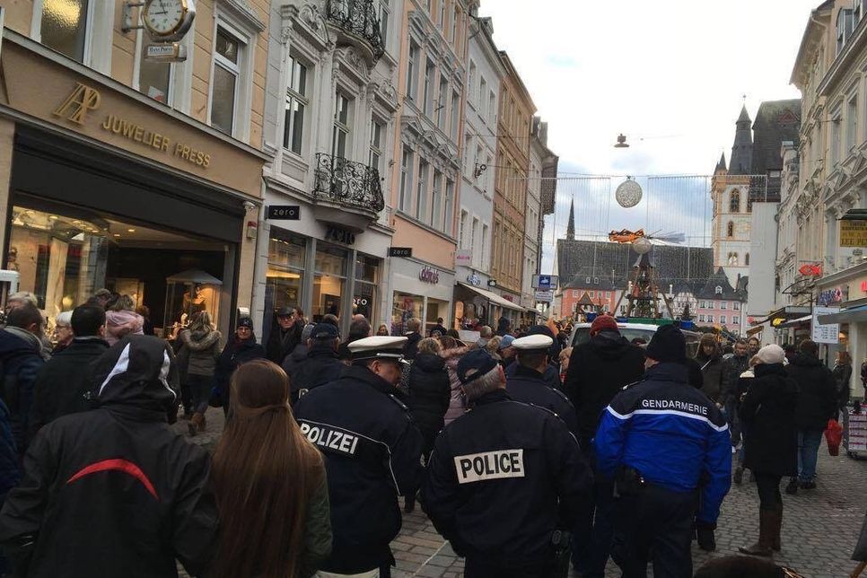 An den besonders stark besuchten Adventswochenenden ist die Polizei on traditionell mit einer internationalen "Weihnachtsmarktstreife" auf dem Weihnachtsmarkt in Trier unterwegs. Foto: Archiv/Neumann