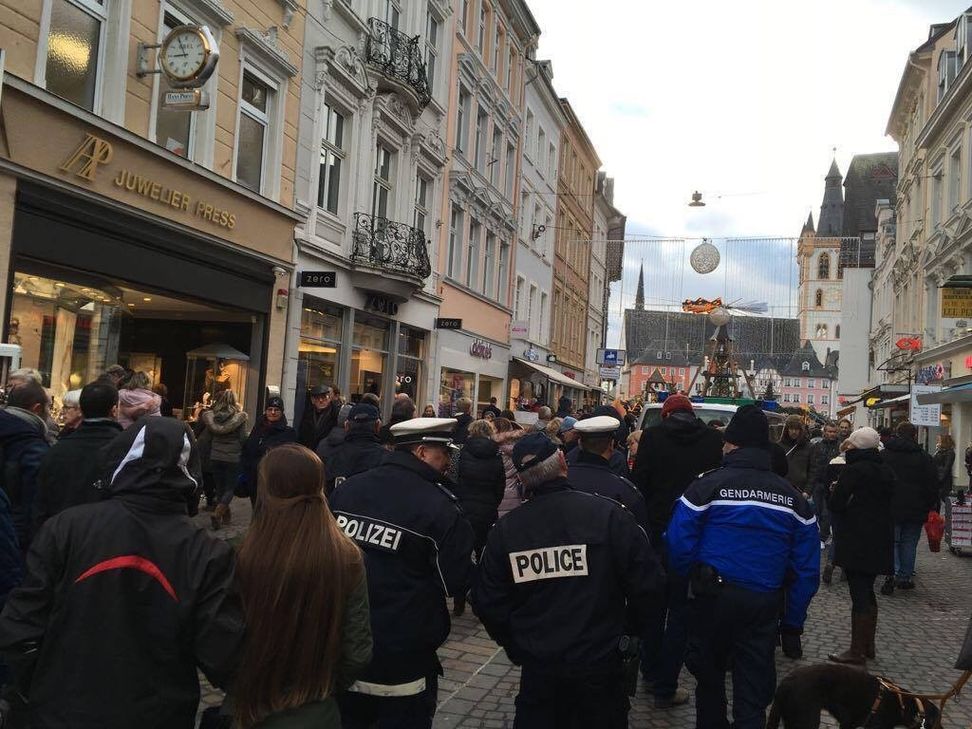 An den besonders stark besuchten Adventswochenenden ist die Polizei on traditionell mit einer internationalen "Weihnachtsmarktstreife" auf dem Weihnachtsmarkt in Trier unterwegs. Foto: Archiv/Neumann
