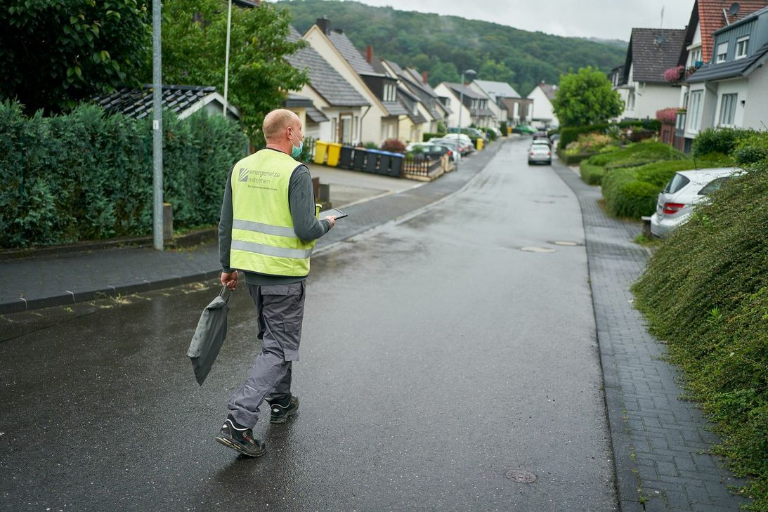 Gute Nachrichten für die Menschen, die in den Sektoren 8d, 10b und 11c leben: Im Laufe der kommenden Woche könnten sie schon wieder mit Erdgas versorgt werden. Die Monteure der enm gehen hier von Haus zu Haus, um die Hausanschlüsse zu entlüften. Foto: evm/Ditscher.