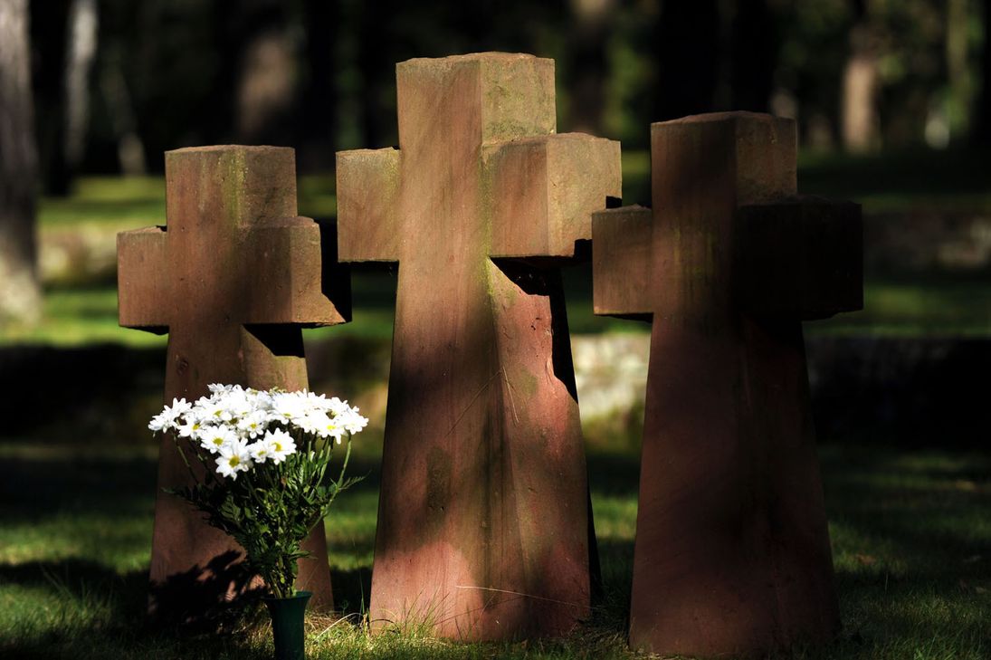 Der Volksbund pflegt unter anderem Gräber von über 2,7 Millionen Kriegstoten des Ersten und Zweiten Weltkriegs auf 832 Friedhöfen in 46 Ländern.