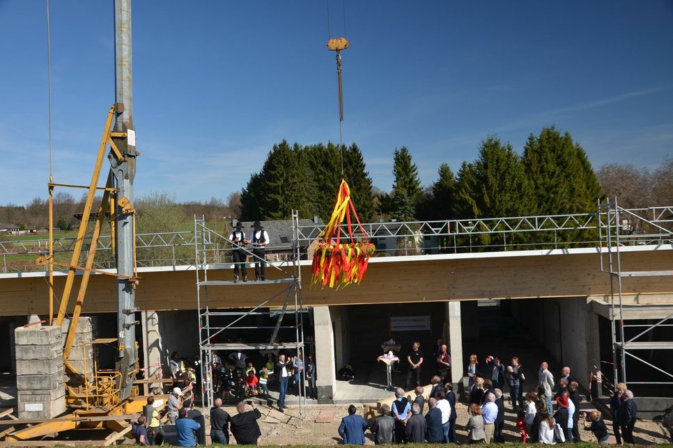 Mit großem Richtkranz und dem traditionellen Spruch der Zimmerleute wurde Richtfest gefeiert an der neuen Kindertagesstätte am Konzener Feuerbach.Fotos: T. Förster