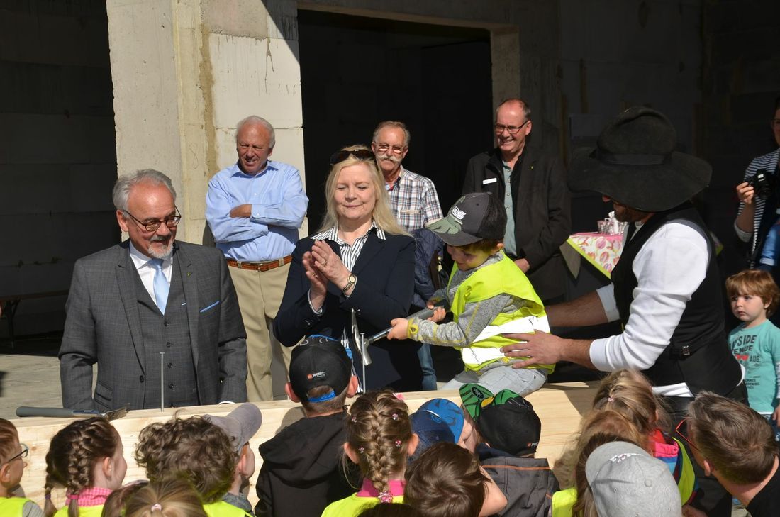 Die Kleinsten stellten - begutachtet von Monschaus Bürgermeisterin Margareta Ritter und Städteregionsrat Helmut Etschenberg - ihr handwerkliches Geschick unter Beweis.