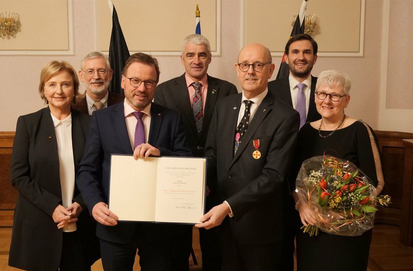 Für sein Engagement sprach SGD-Präsident Wolfgang Treis Michael Brahm Dank und Anerkennung aus. Bei der Feierstunde waren auch kommunale Vertreter anwesend: die erste Kreisbeigeordnete Rita Lanius-Heck, Beigeordneter Christian Stahl (VG Hunsrück-Mittelrhein), Bürgermeister Heinz Link (Urbar), Bürgermeister Marius Stiehl (Oberwesel) und als Anreger der Auszeichnung Udo Genetsch.