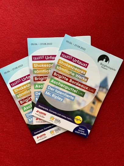 Sommer in der Hosentasche mit dem neuen Spielzeitleporello. Foto: Burgfestspiele