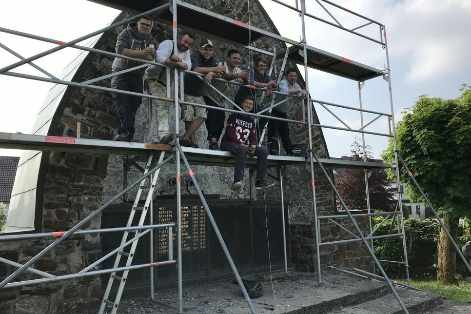 Zur Kirmes, die Mitte Juni gefeiert wird, wollen die Jugendlichen das Denkmal in neuem Glanz erstrahlen lassen.
