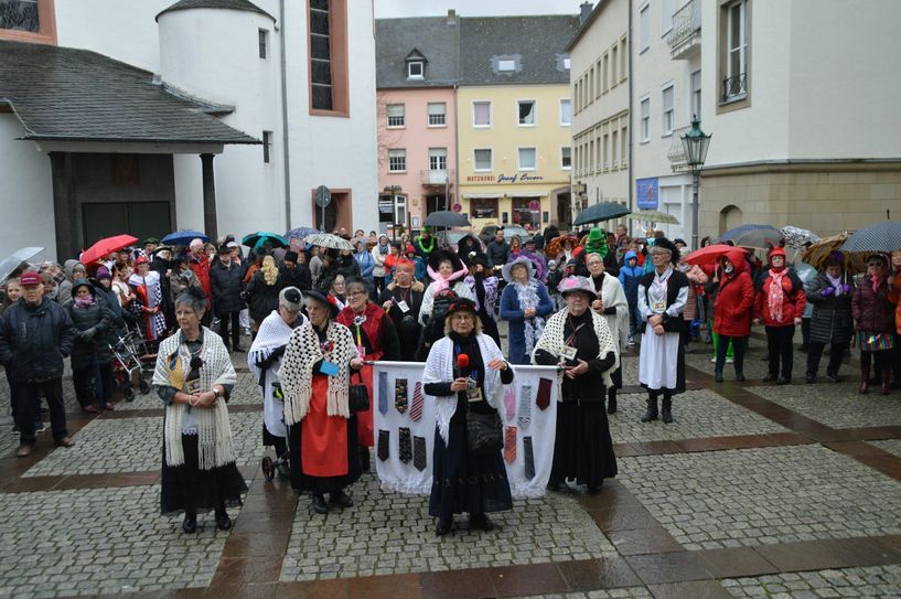 Die Möhnen erstürmen das Bitburger Rathaus. Fotos. W. Krämer