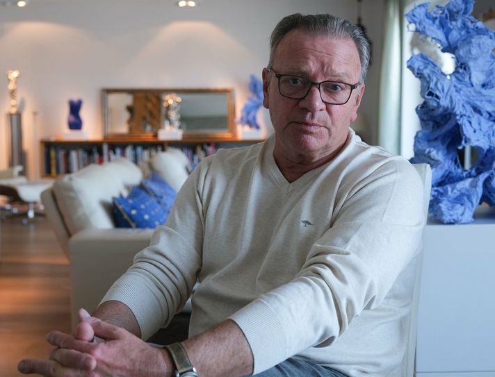 Der 64-Jährige Wolfgang Kaes gilt als der Ermittler unter den deutschen Krimiautoren. In einigen seiner Romane verarbeitet er tatsächliche Kriminalfälle. Sein letzter Roman "Das Lemming-Projekt" ist 2021 im Rowohlt-Verlag erschienen.