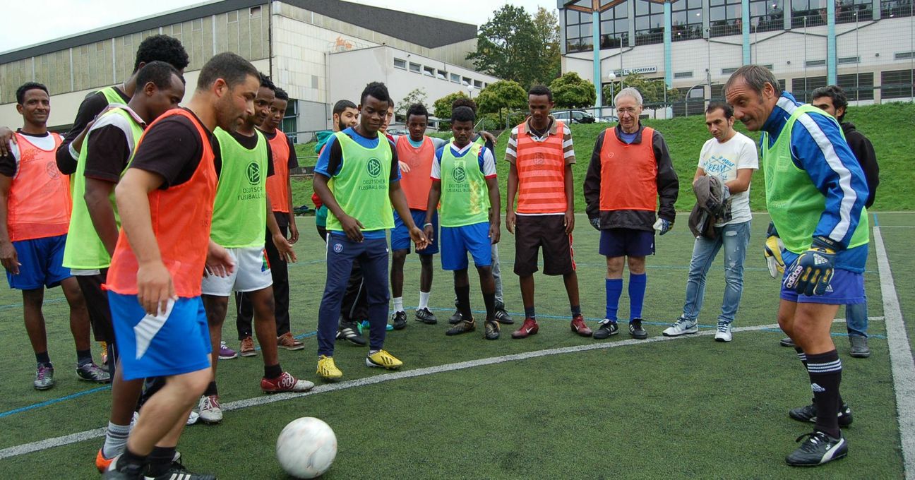 Wolfgang Schwarz (rechts) bietet den Flüchtlingen gemeinsam mit Walter Baer (vierter von rechts) ein qualifiziertes Training an.