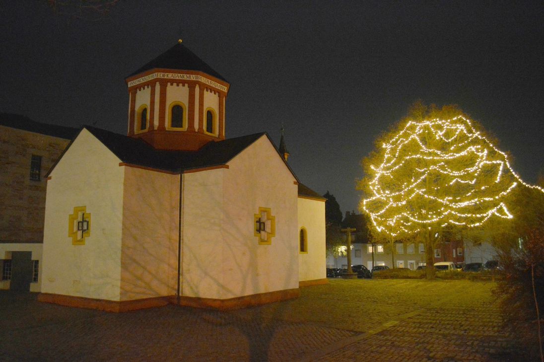 Die Arbeiten rund um die fast 1.000 Jahre alten Heiligkreuz-Kapelle haben bereist begonnen. Foto: Hanspitt Weiler