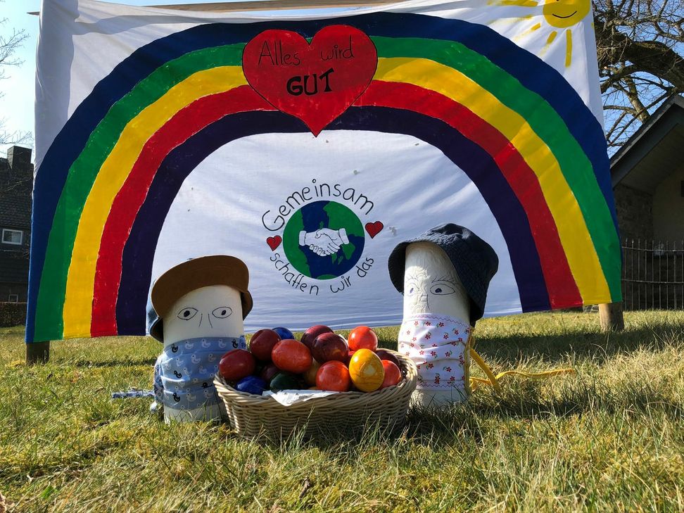 Ein ganz besonderes Osterfest steht uns bevor: Die Regenbogen-Aktion von Kindern soll Mut machen, dass wieder bessere Zeiten kommen. Und  - nicht ganz ernst gemeint - so manches Osterkörbchen wird vielleicht mit Toilettenpapier gefüllt. Foto: T. Förster