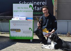 Reichchlich bestückt ist die »Zeit-Vertreib-Kiste«, die Maik Rönnefarth gegen die Langeweile entwickelt hat. Auch Hündin Thaya freut sich über Kinder, die die Kiste besuchen. Foto: Mager