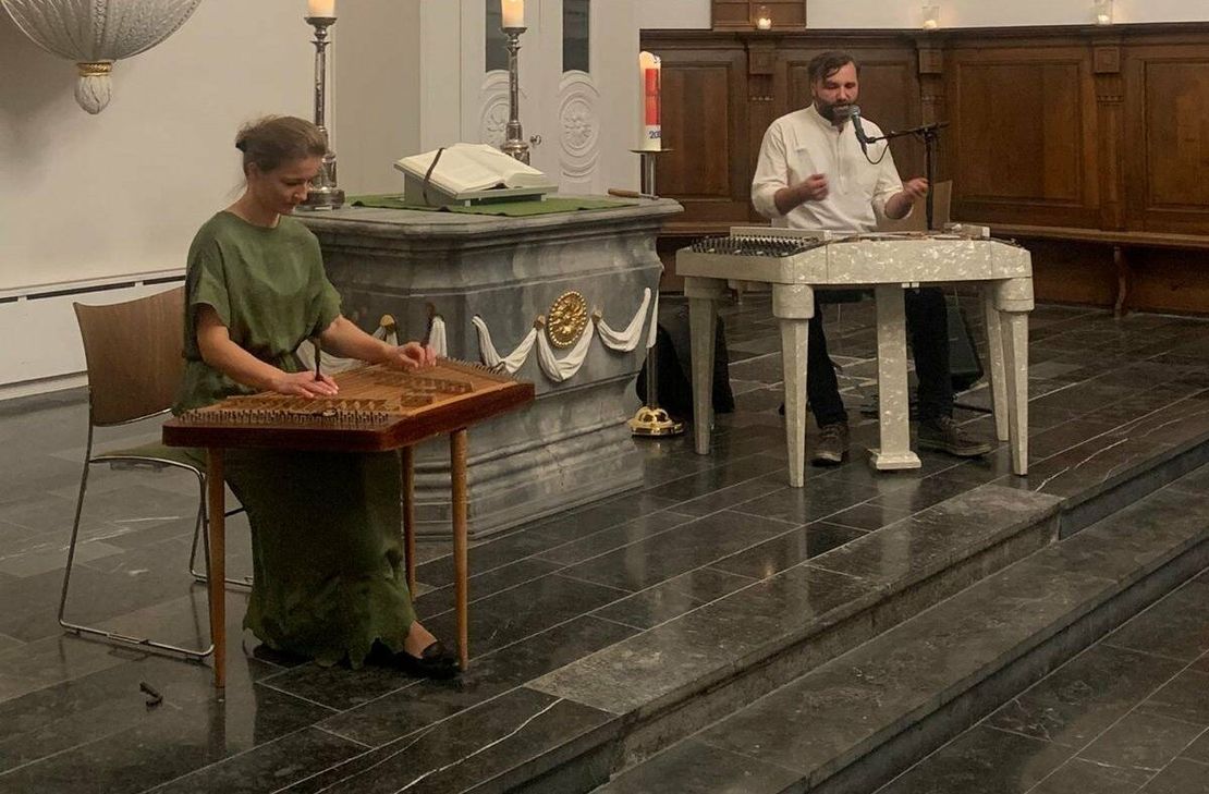 Nadeji Karakulka und Romulus Cipariu begeistern an ihrer Zymbal das Publikum und sammeln für politisch Verfolgte...