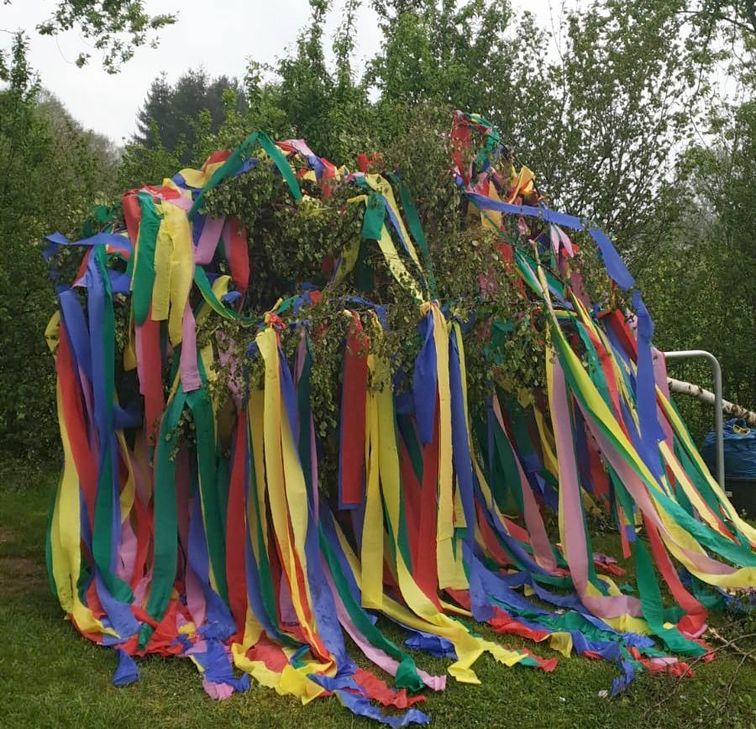 Immerhin: Das Aufstellen von privaten Maibäumen ist - bei Beachtung der Vorgaben des Kontaktverbotes - erlaubt. mn-Archivbild