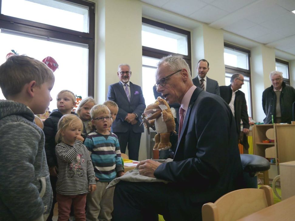 Bürgermeister Karl-Heinz Hermanns (r.) brachte den Kindern ein Geschenk zur Eröffnung mit.
