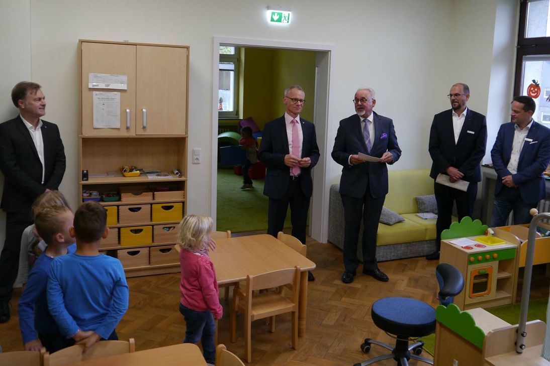 Städteregionsrat Helmut Etschenberg (3.v.r.) erklärte, dass zum Kindergartenjahr 2019/2010 60 Kitaplätze in Kesternich zur Verfügung stehen werden.