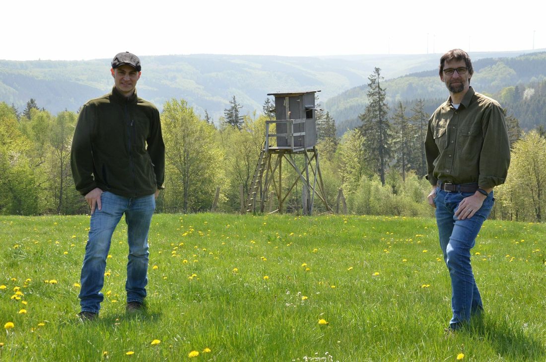 Jäger Dominik Puhl und Revierpächter Michael Schlamann wollen mit einer Drohne samt Wärmebildkamera Jungtiere auf Felder aufspüren, ehe sie Opfer eines Mähwerks werden. Foto: T. Förster