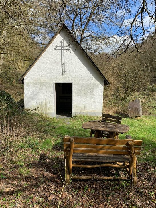 Rastplatz vor der kleinen Kapelle an der Klosterruine Rosenthal.