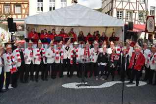 Gemeinsam mit befreuendeten Narren aus Reifferscheid und Niederbachem feierte die KG Adenau Sessionseröffnung. Foto: Scholl