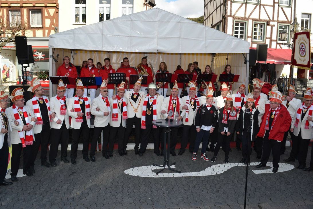 Gemeinsam mit befreuendeten Narren aus Reifferscheid und Niederbachem feierte die KG Adenau Sessionseröffnung. Foto: Scholl