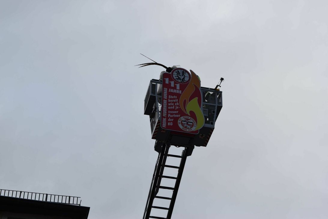 Stilecht enthüllte KG-Präsident Christoph Böder das Sessionsmotto von der Feuerwehr-Drehleiter. Foto: Scholl