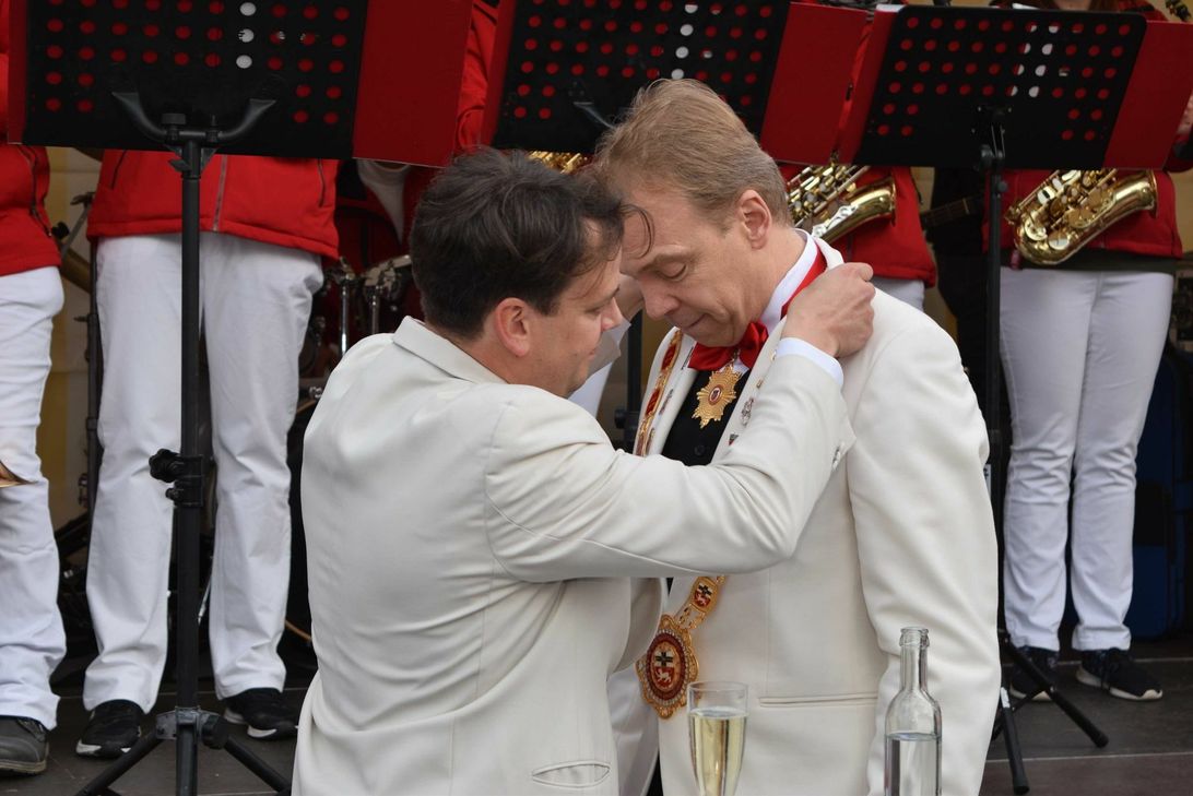 Sitzungspräsident Thomas Sebastian übergab sein Amt nach elf Jahren an seinen Nachfolger Herbert Radermacher. Foto: Scholl