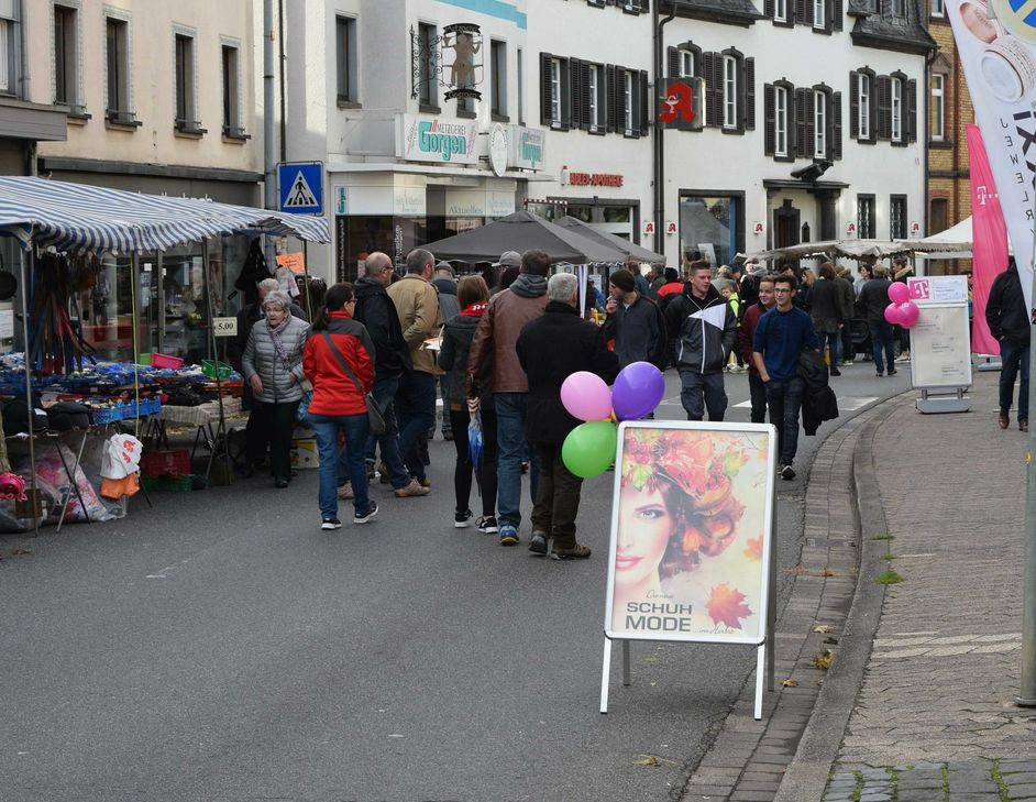 Adenau lud mit einem verkaufsoffenen Sonntag zum Einkaufsbummel ein. Foto: Scholl