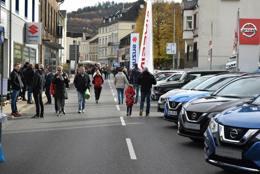 Adenau lud mit einem verkaufsoffenen Sonntag zum Einkaufsbummel ein. Foto: Scholl